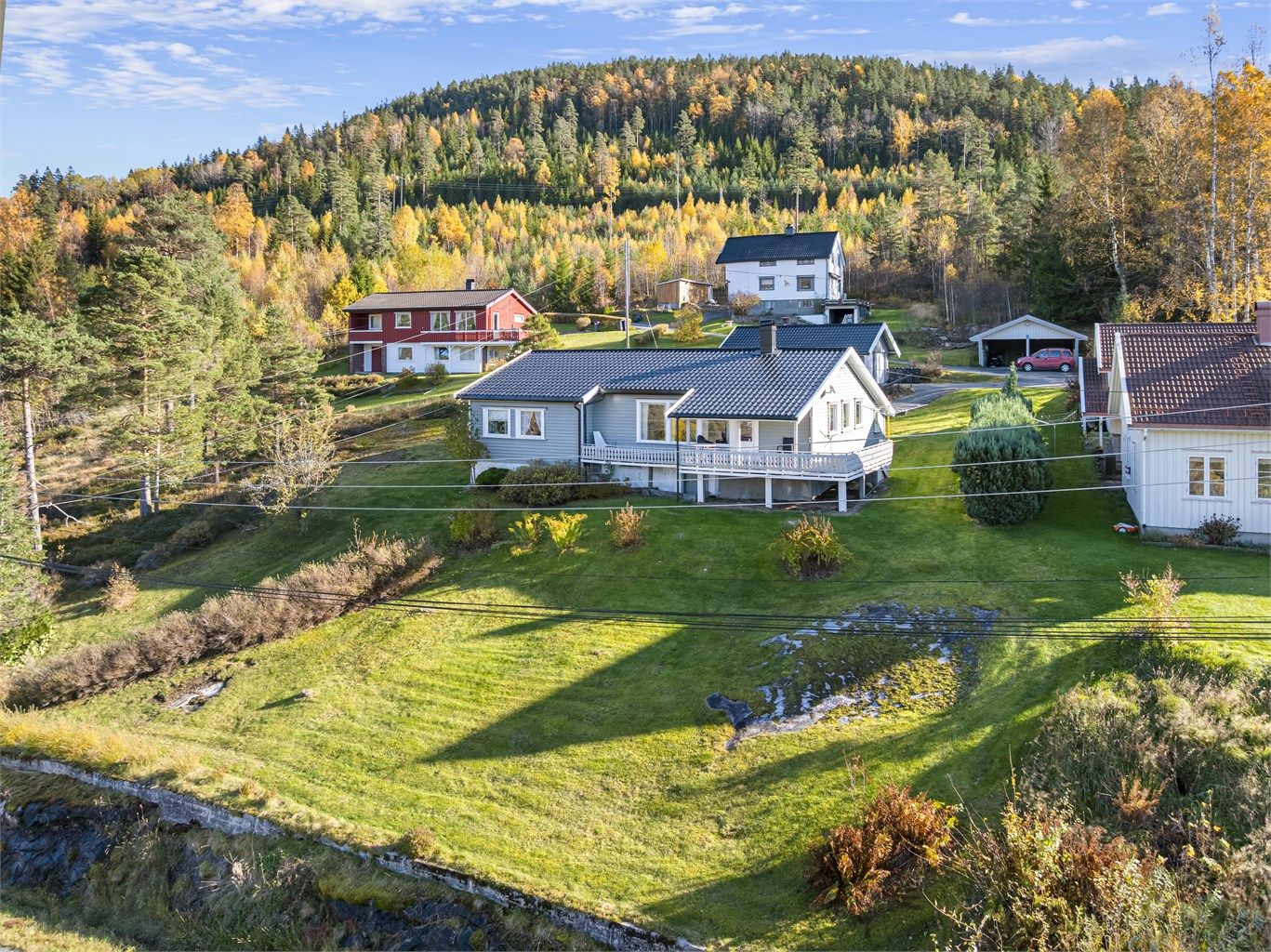 Det er sol på eiendommen fra morgen til ca. kl. 21:00 midtsommers.