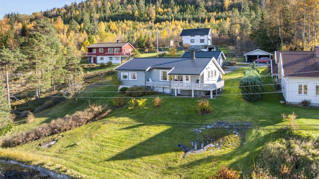 Det er sol på eiendommen fra morgen til ca. kl. 21:00 midtsommers.