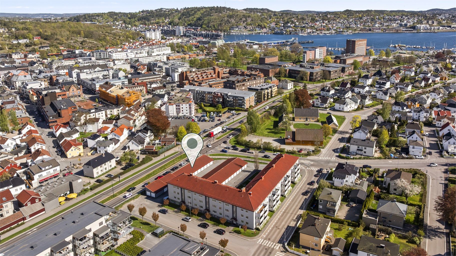Fra leiligheten er det gangavstand til Hvaltorvet Kjøpesenter, samt et godt utvalg av butikker, kafeer og restauranter.