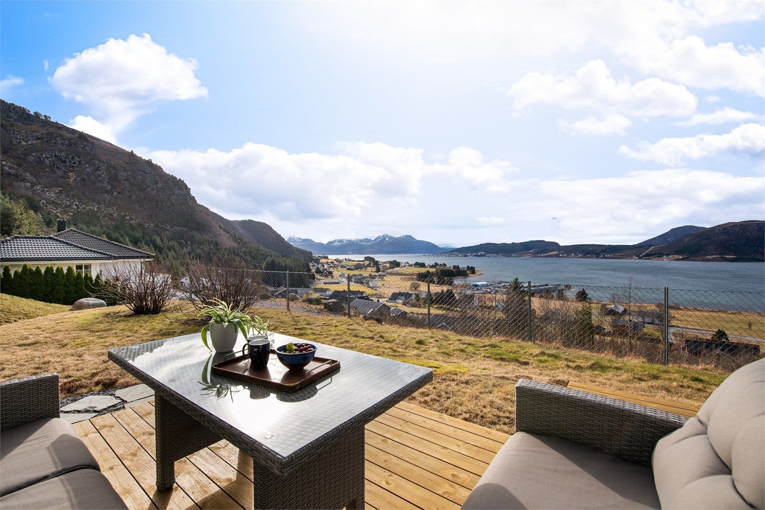 Fra den store markterrassen kan du nyte en flott utsikt over nærområdet og fjorden