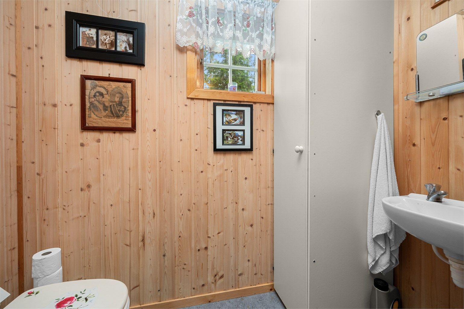 Praktisk separat toalettrom med servant og biologisk toalett. Dette er en funksjonell løsning som passer godt i en fritidsbolig. Hytta har videre regnvann med pumpe.