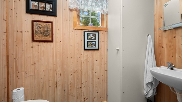 Praktisk separat toalettrom med servant og biologisk toalett. Dette er en funksjonell løsning som passer godt i en fritidsbolig. Hytta har videre regnvann med pumpe.
