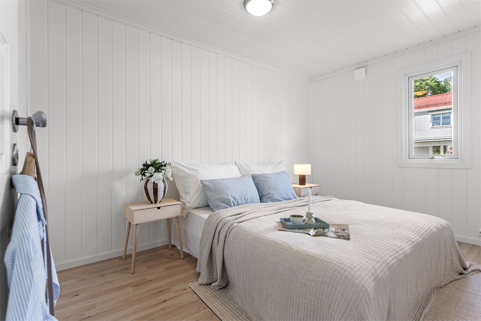 Soverom 1 med laminat på gulv