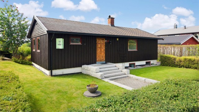 Eiendommen ligger i et rolig og etablert nabolag med nærhet til natur og turmuligheter.