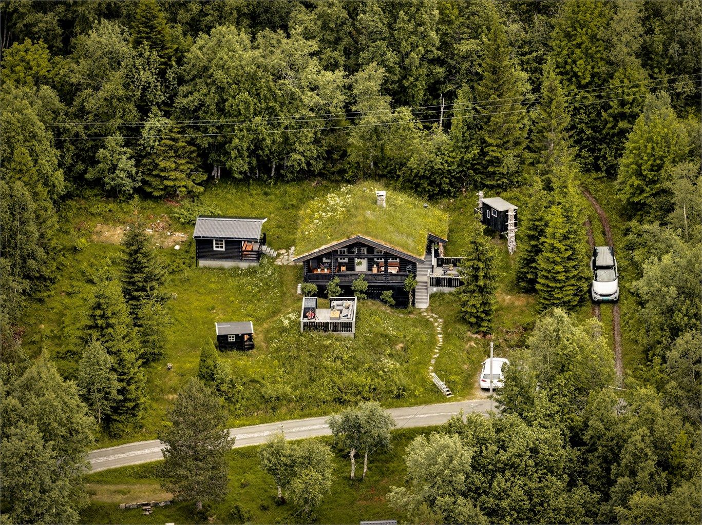 Eiendommen består av hovedhytte, anneks, lekehytte, trehytte, et lite røykeri og flotte uteområder