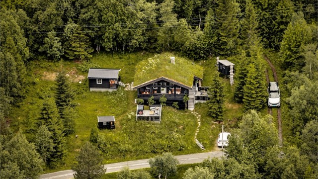 Eiendommen består av hovedhytte, anneks, lekehytte, trehytte, et lite røykeri og flotte uteområder