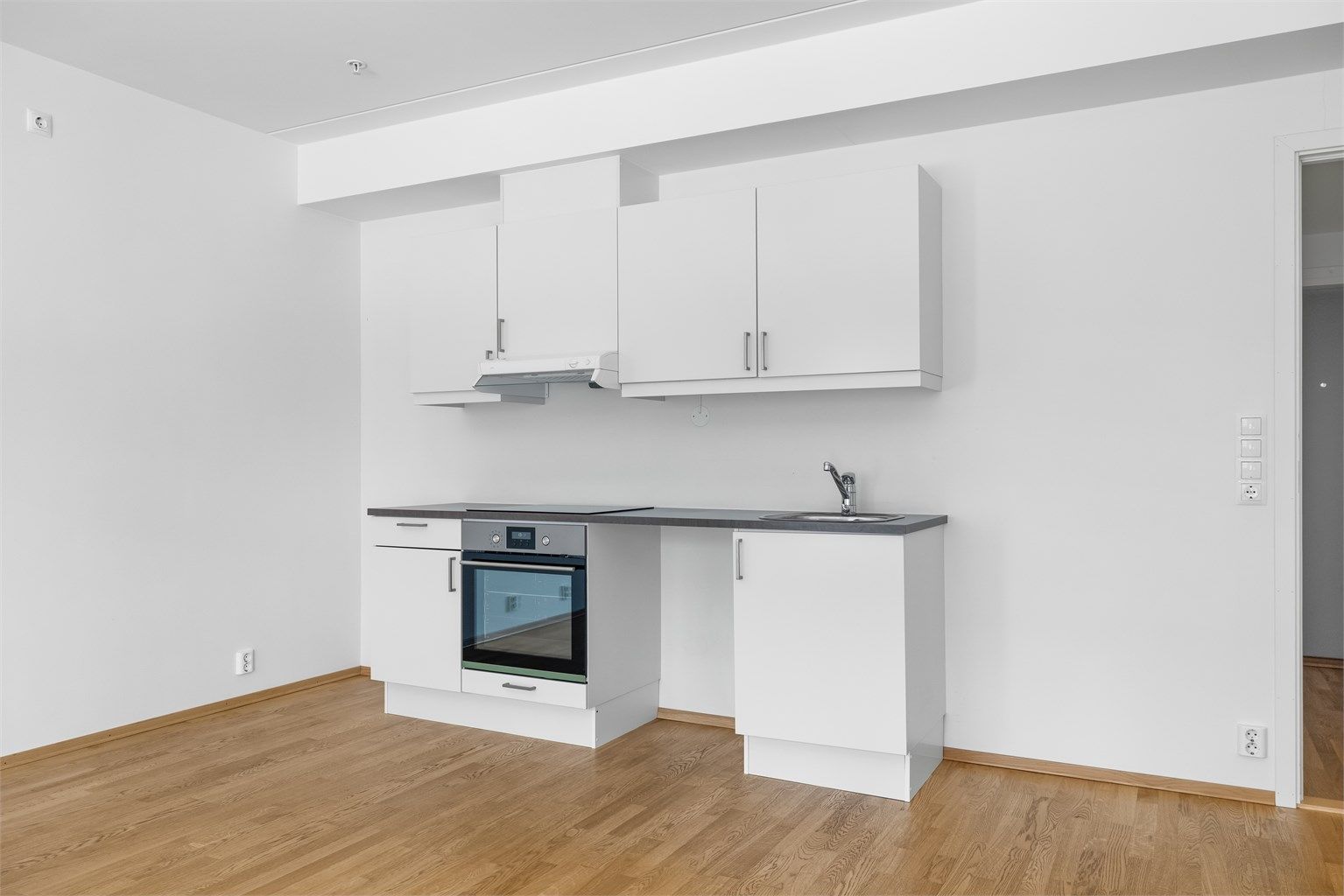 Kjøkkenet består av komfyr, platetopp, komfyrvakt og opplegg for oppvaskmaskin.