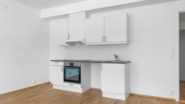 Kjøkkenet består av komfyr, platetopp, komfyrvakt og opplegg for oppvaskmaskin.