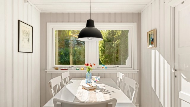 I sommermånedene titter solen inn gjennom stuevinduene fra utpå ettermiddagene.
