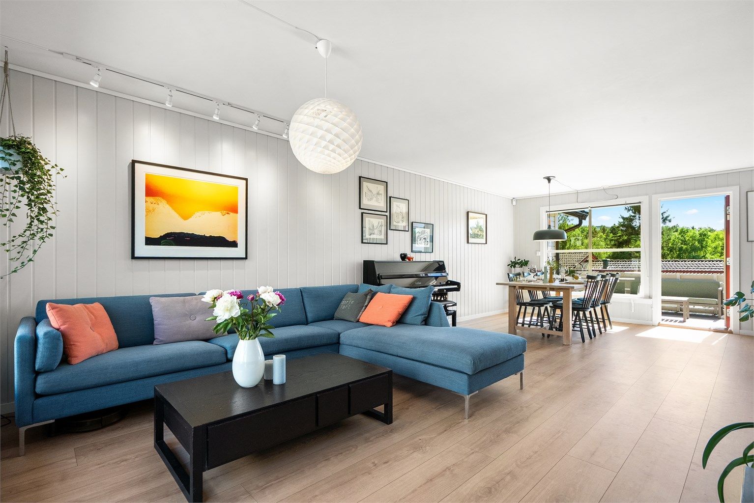 Lys og flott stue med store vindusflater, som gir mye naturlig lys og svært gode lysforhold.