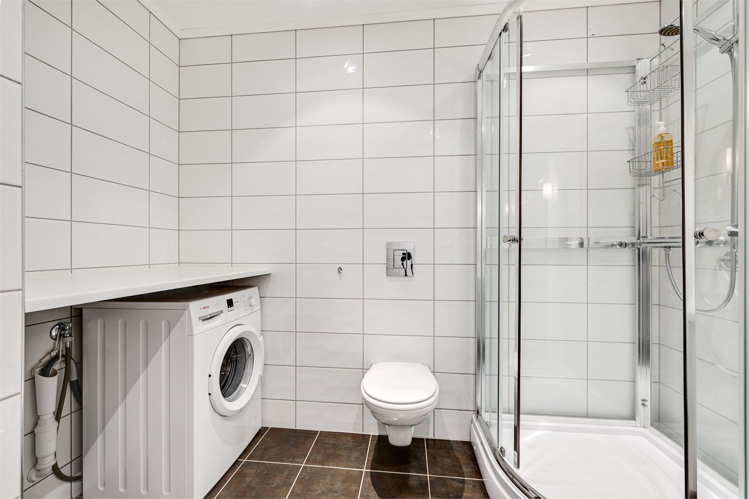 Opplegg og plass til vaskemaskin og tørketrommel - praktisk benkeplate for god oppbevaring eller mulighet til klesbretting. 