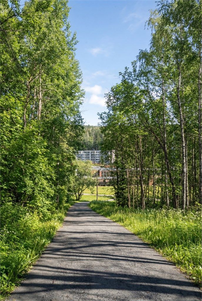 Fra eiendommen er det bilfri vei til både skole og marka, perfekt for en aktiv og trygg hverdag.