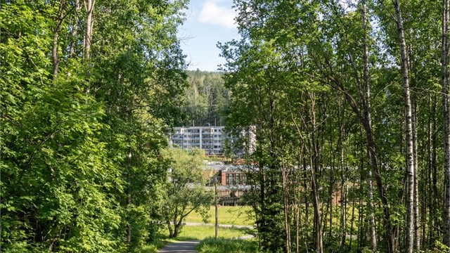 Fra eiendommen er det bilfri vei til både skole og marka, perfekt for en aktiv og trygg hverdag.