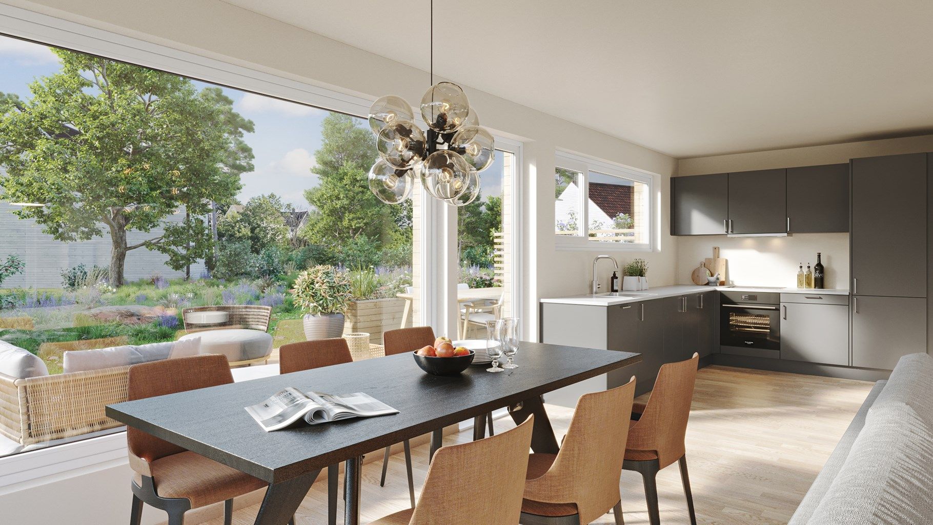 Store lysflater fyller både stuen og kjøkkenet med gode mengder naturlig lys dagen gjennom.