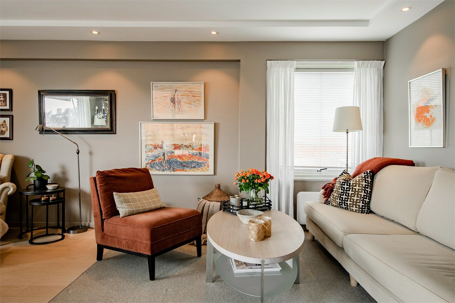 Vinduer med 2-lags glass fra 2017 bidrar til god isolasjon og komfort.