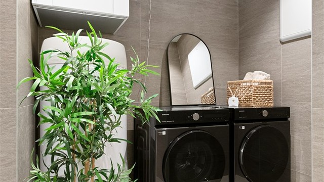 Badet har opplegg for vaskemaskin og tørketrommel. Her er også ventilasjonsaggregatet plassert.