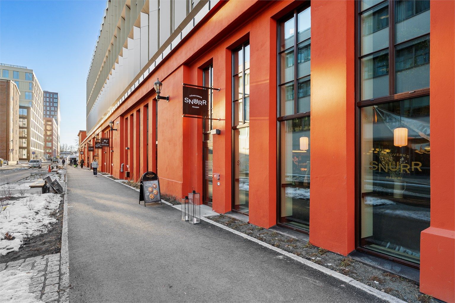 Området byr på et godt utvalg av dagligvarebutikker, treningssentre, kaféer og øvrige servicetilbud. En kort spasertur tar deg til Midtbyen, hvor du finner et rikt utvalg av butikker, restauranter og kulturtilbud. I tillegg ligger Nidelva like i nærheten.