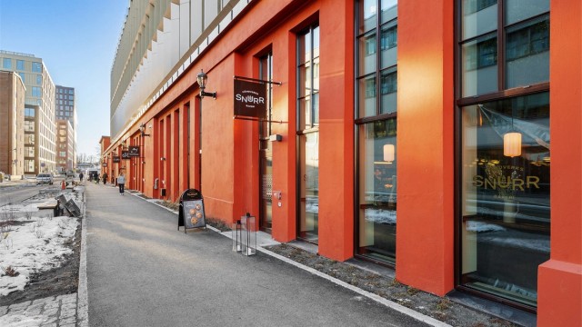 Området byr på et godt utvalg av dagligvarebutikker, treningssentre, kaféer og øvrige servicetilbud. En kort spasertur tar deg til Midtbyen, hvor du finner et rikt utvalg av butikker, restauranter og kulturtilbud. I tillegg ligger Nidelva like i nærheten.