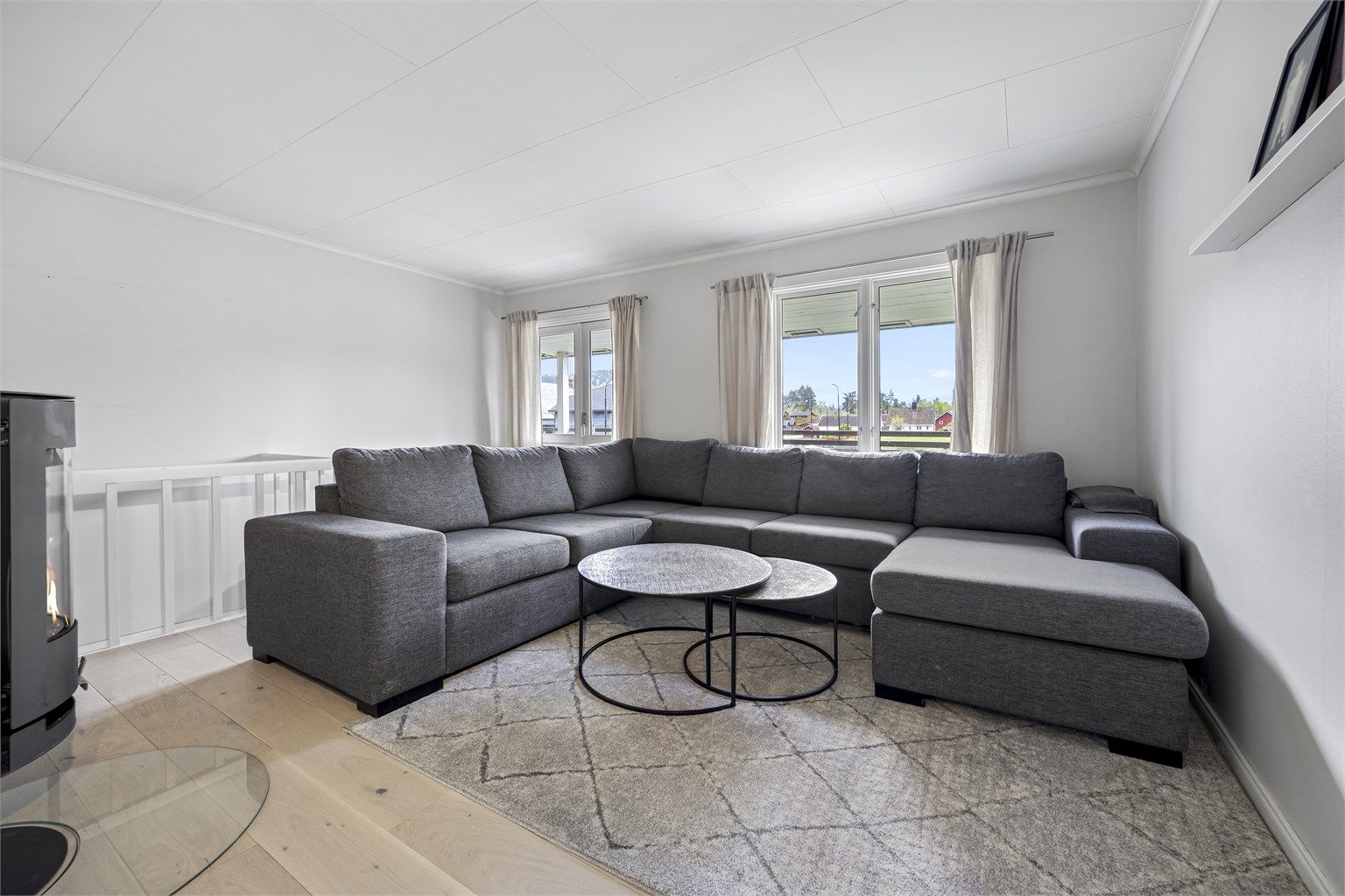 Stuen har plass til en stor sofagruppe og får godt med dagslys fra flere vindusflater.
