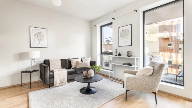 Gulvene er i alle rom utenom badet av eikeparkett. Vegger og himlinger har glatte flater det er enkelt å male over om du vil gjøre egne fargevalg.