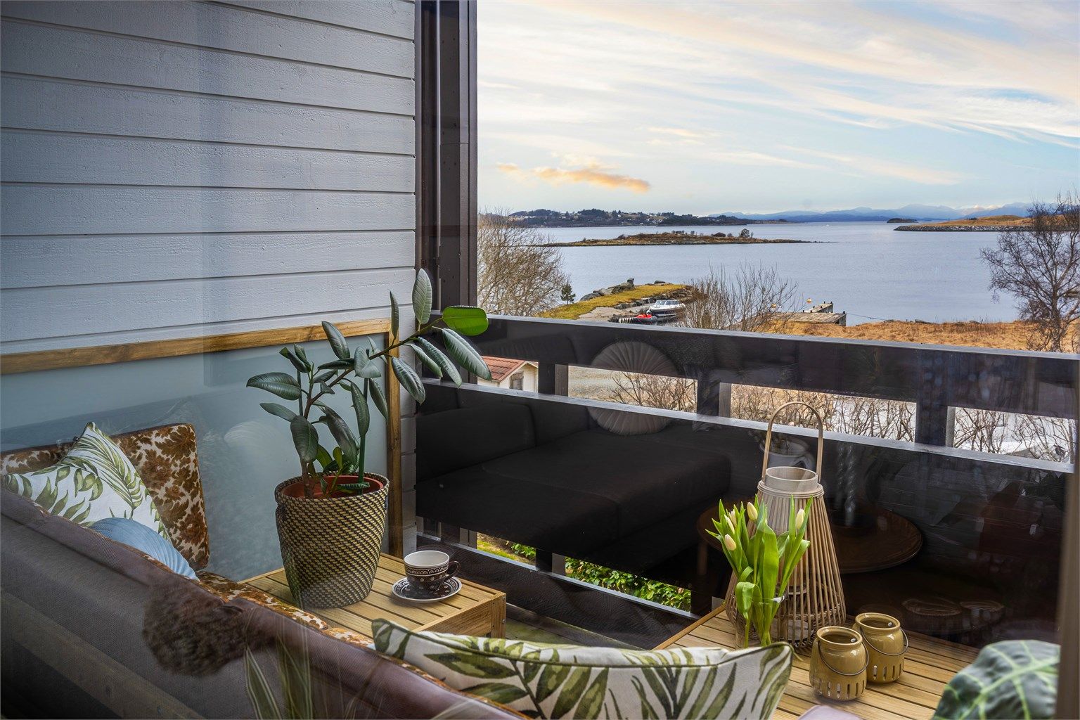 Fin sjøutsikt fra stue og balkong. 