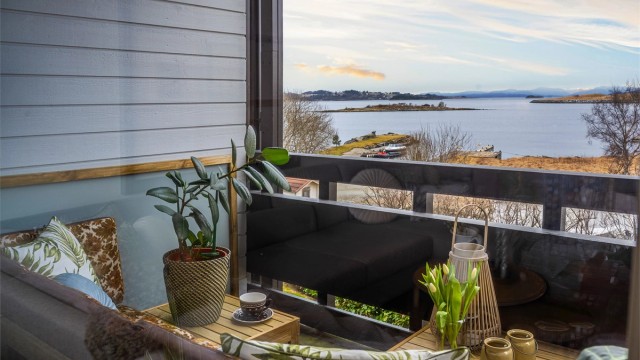 Fin sjøutsikt fra stue og balkong.
