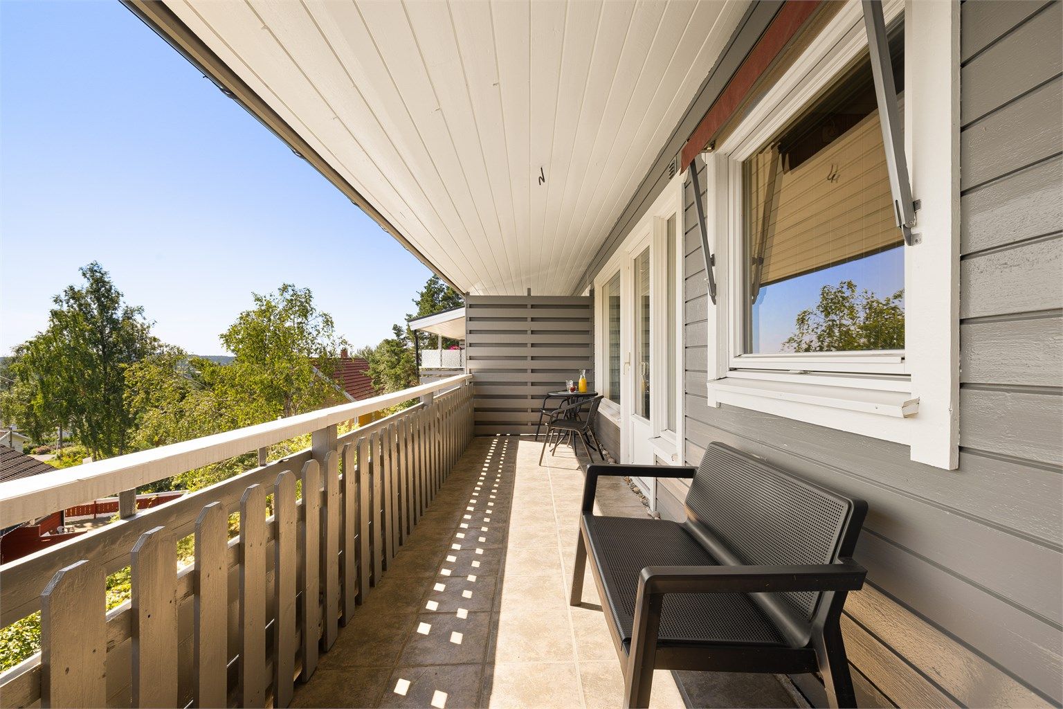 På utearealene kan du få med deg solens gang gjennom dagen; balkongen er solfylt allerede fra grytidlig morgen sommerstid.