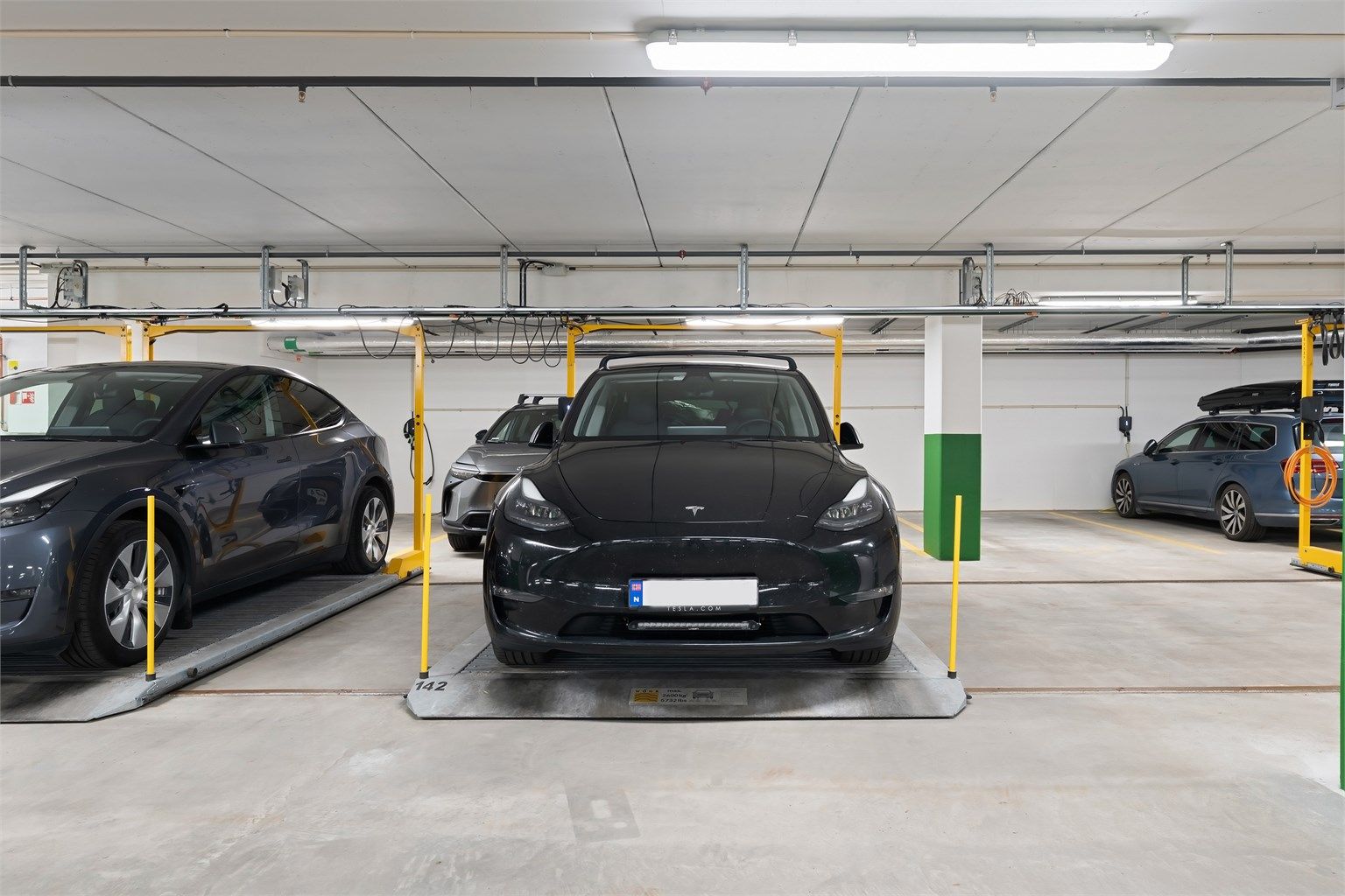 Bruksrett til én parkeringsplass i felles garasjeanlegg. Borettslaget har 94 parkeringsplasser, hvorav 10 stykker er forbeholdt gjesteparkering og 5 plasser forbeholdt bildeling. 66 parkeringsplasser ligger i system, 12 på fast dekke