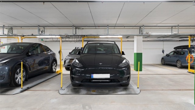 Bruksrett til én parkeringsplass i felles garasjeanlegg. Borettslaget har 94 parkeringsplasser, hvorav 10 stykker er forbeholdt gjesteparkering og 5 plasser forbeholdt bildeling. 66 parkeringsplasser ligger i system, 12 på fast dekke