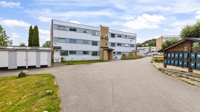 Boligen har en god intern beliggenhet og det medfølger både utebod og garasje i rekke med elbil lader