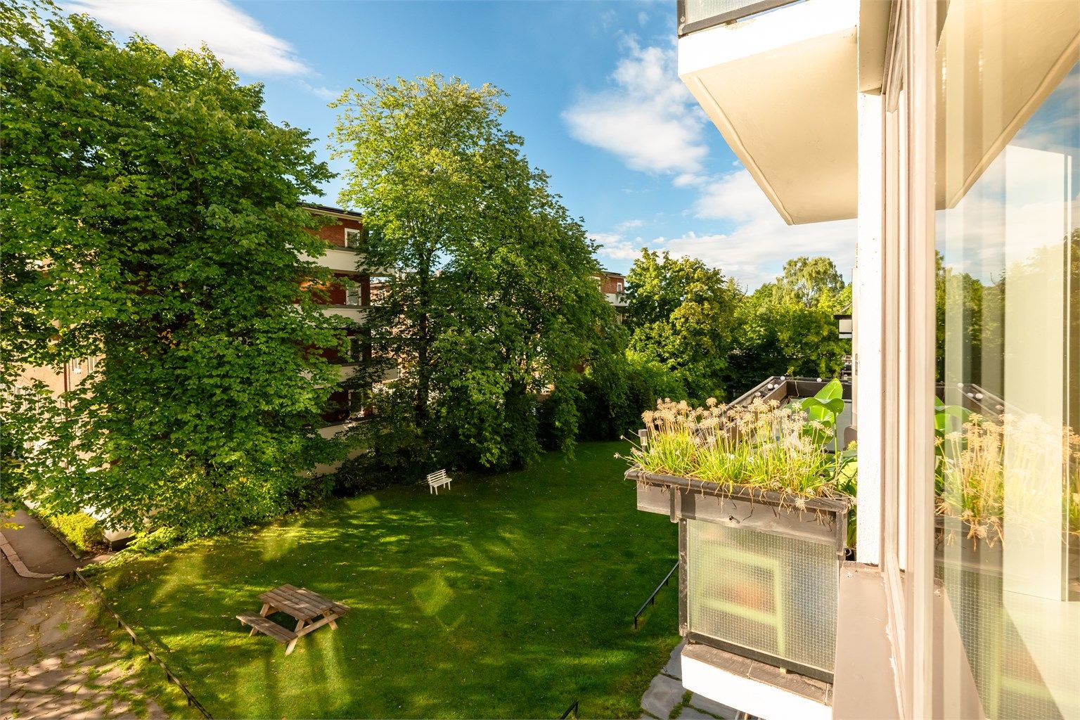 Fra balkongen har du utsyn over sameiets fellesområder. Om sommerhalvåret har du utsikt mot store, grønne trær og hage. 