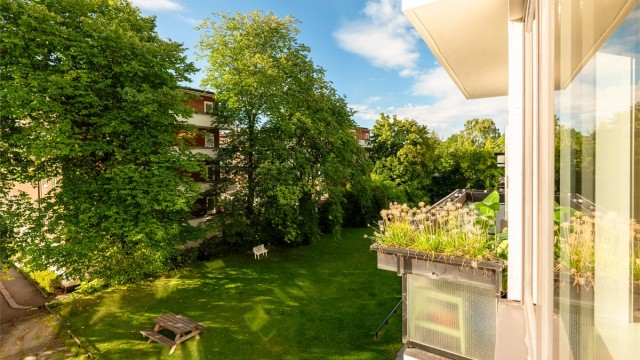 Fra balkongen har du utsyn over sameiets fellesområder. Om sommerhalvåret har du utsikt mot store, grønne trær og hage.