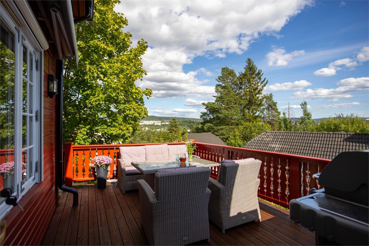 Terrassen på 15 m² nås direkte fra stuen og er stedet der sommerkveldene forlenges – med markise for skygge, utebelysning for de sene timene og utvendig stikkontakt for enkel bruk. 