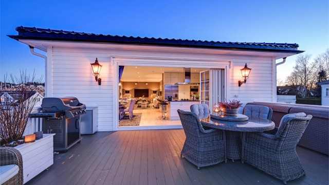 Den åpne løsningen gjør at terrassen blir en naturlig forlengelse av allrommet gjennom sommerhalvåret.
