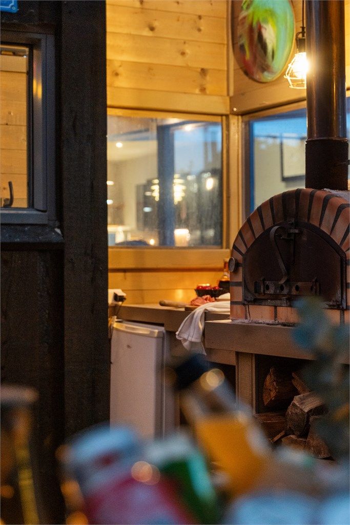Fastmontert, vedfyrt pizzaovn bygget i stein i hagestuen.
