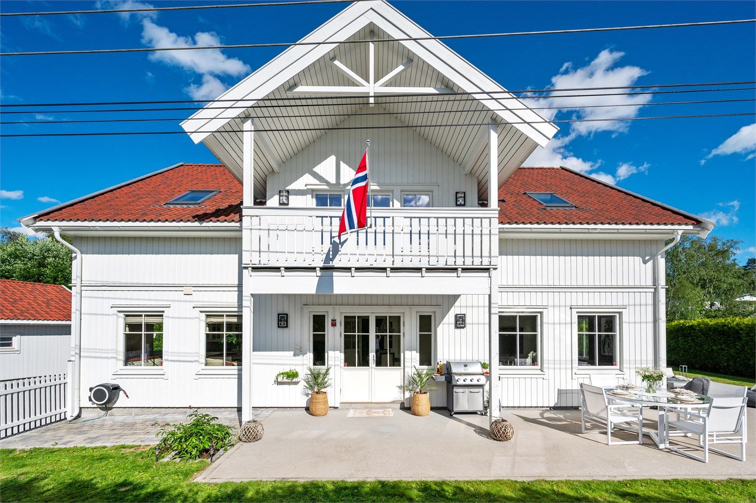 Fra stuen er det adkomst ut til boligens markterrasse med videre adgang til den herlige hagen. 