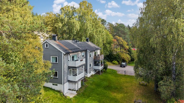 Leiligheten disponerer biloppstillingsplass på tomten, og det er lagt til rette for gjesteparkering.
