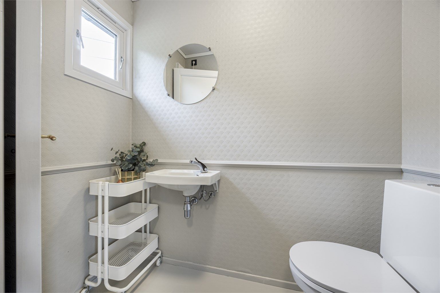 Praktisk, separat toalettrom med servant i tilknytning til gangen.
