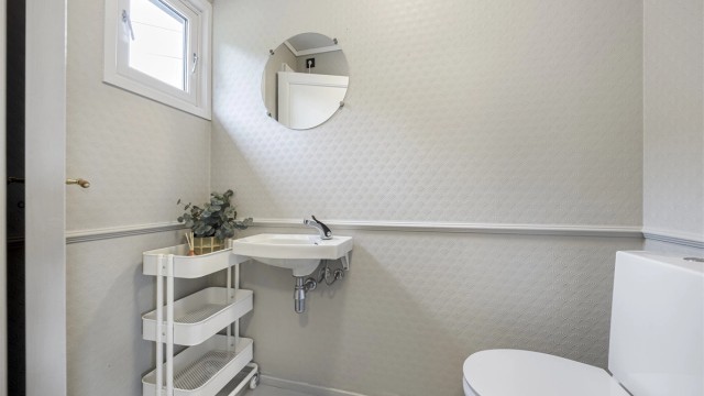 Praktisk, separat toalettrom med servant i tilknytning til gangen.