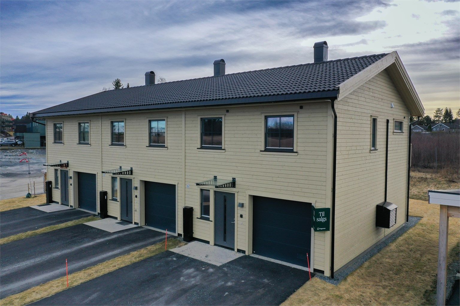 Parkering i integrert garasje med sportsbod, samt overbygd og trappefri inngang.