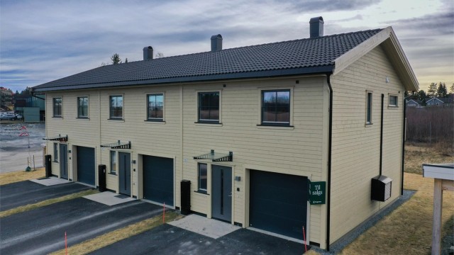 Parkering i integrert garasje med sportsbod, samt overbygd og trappefri inngang.