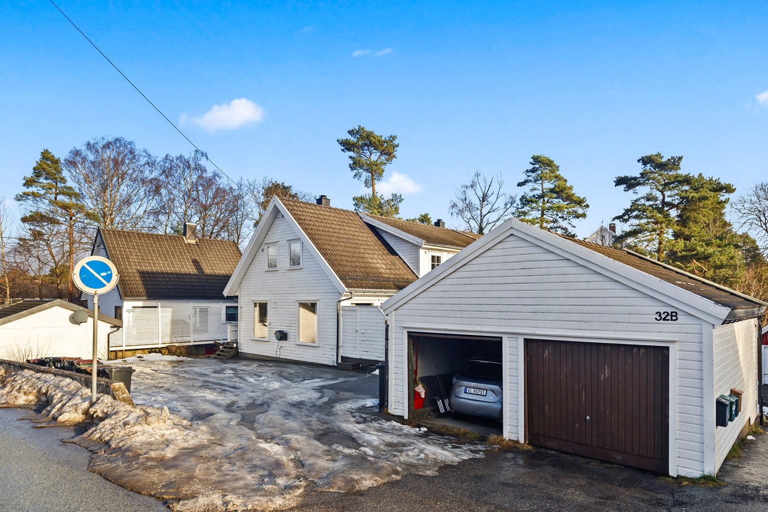 Velkommen til denne hyggelige leiligheten over 2 plan (1. og 2. etasje) med tilhørende garasjeplass. Boligen har en ypperlig beliggenhet i Vågsbygd!