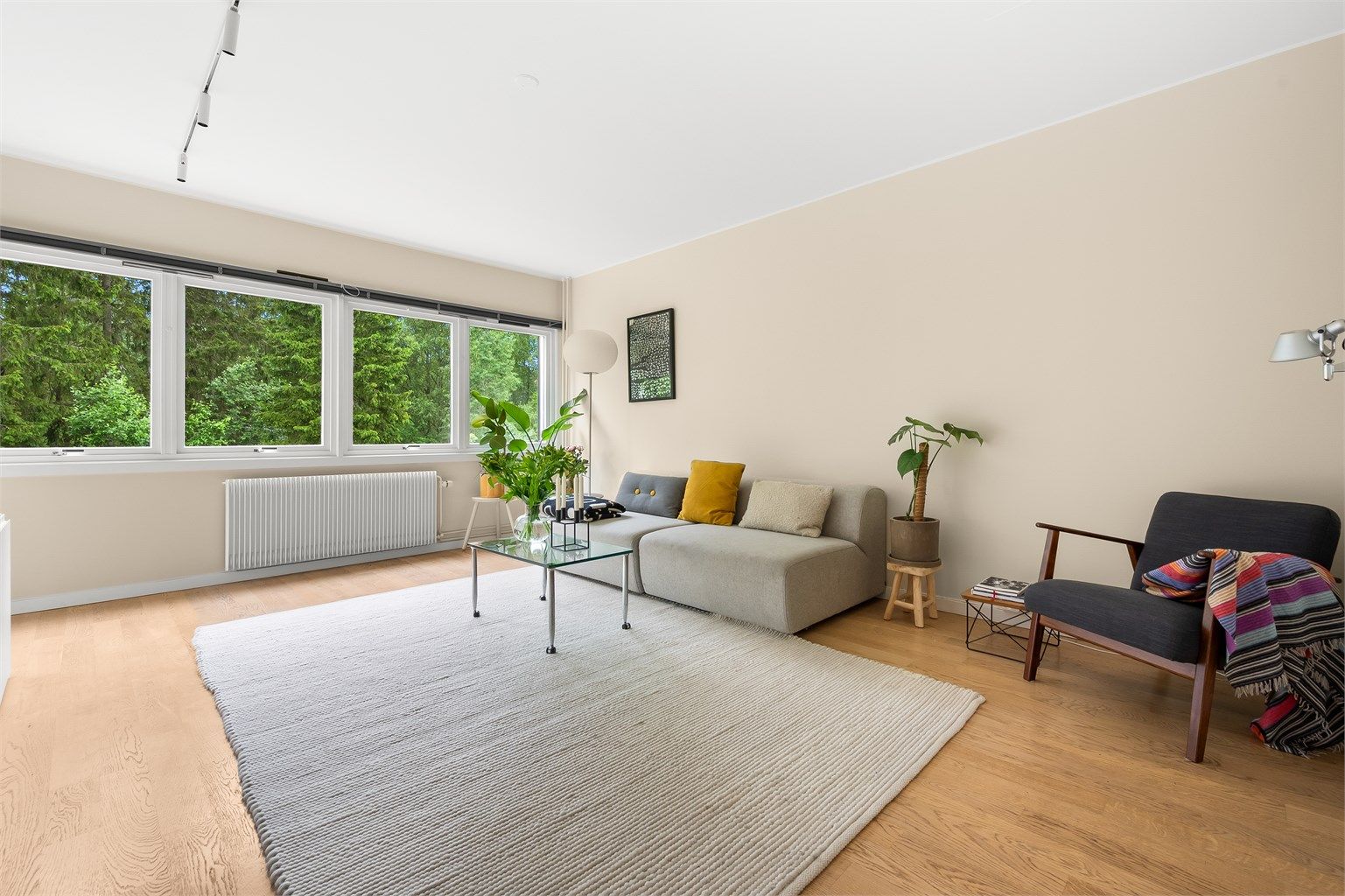 En lys og delikat 3-roms endeleilighet med god intern beliggenhet i borettslaget.