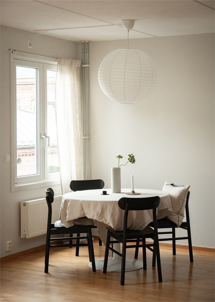 God plass til spisebord foran vindu som sørger for godt med naturlig lys om ettermiddagen. 