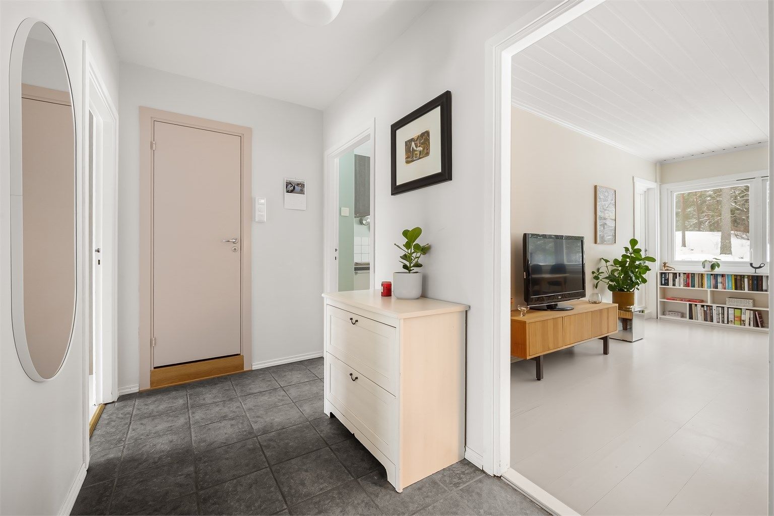 Entréen har et praktisk, flislagt gulv.