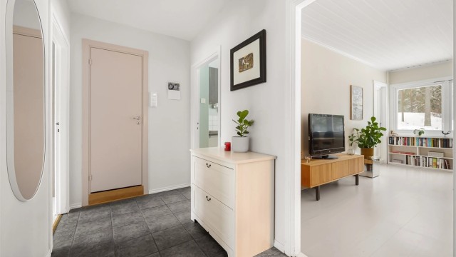 Entréen har et praktisk, flislagt gulv.