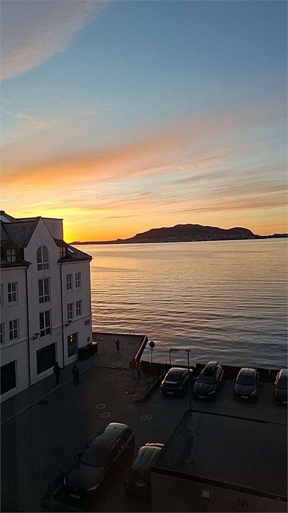Utsikten fra leiligheten byr på flotte solnedganger over fjorden.