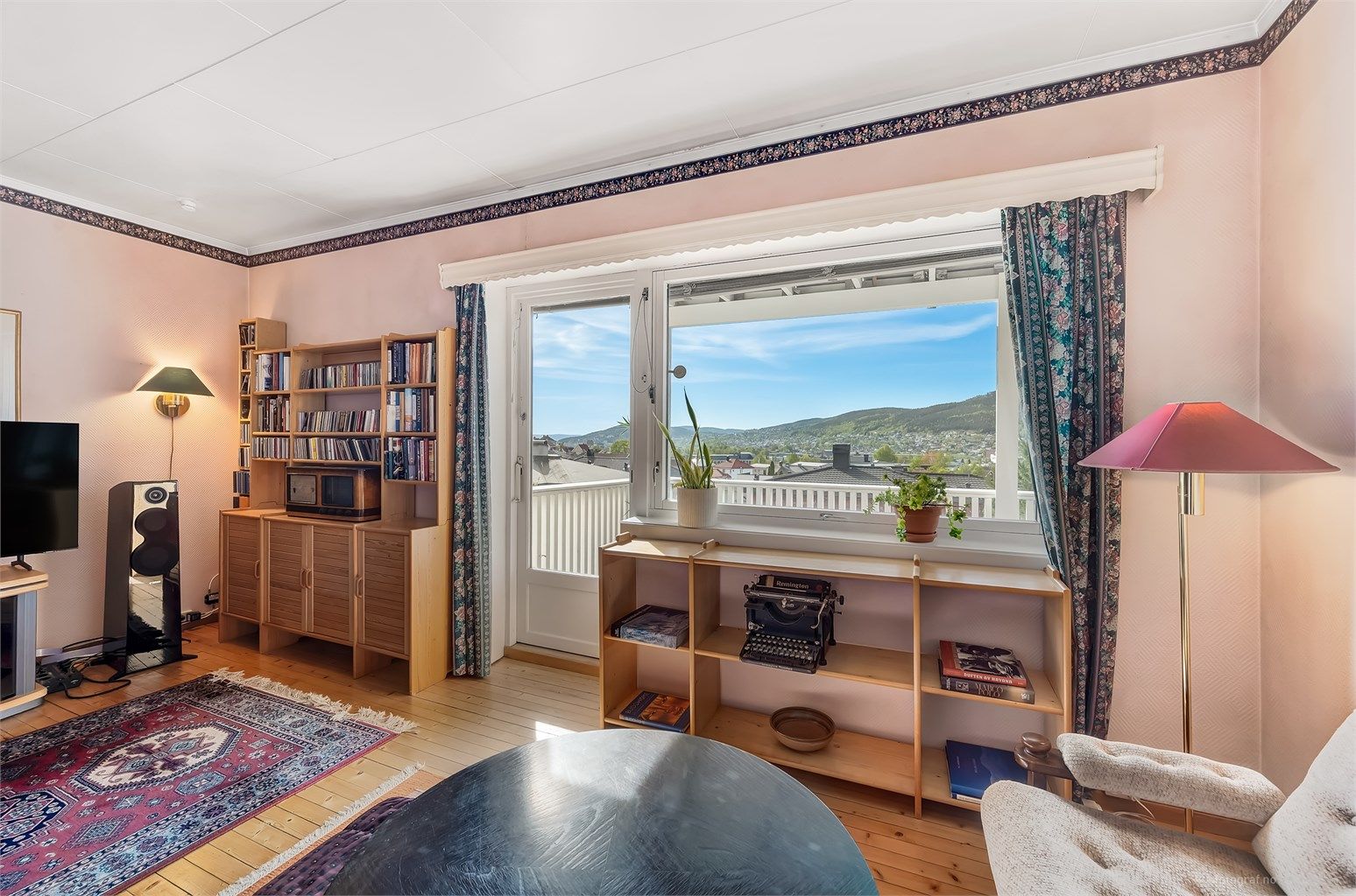 Hyggelig vinkelstue med sofaområde og sittegruppe