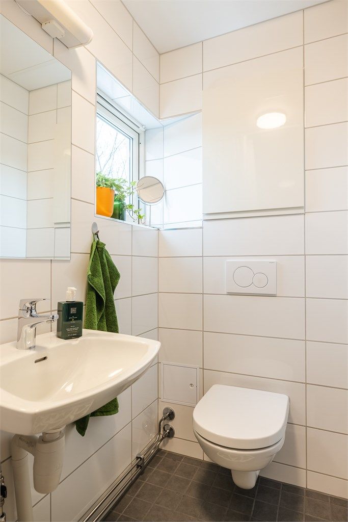 Badet ble totalrenovert i 2019 av tidligere eier. Innredningen består av vegghengt toalett, servant og dusjhjørne.