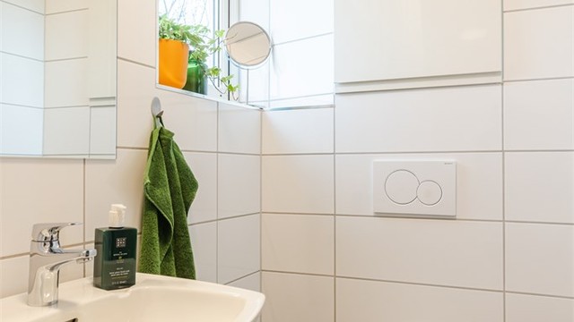 Badet ble totalrenovert i 2019 av tidligere eier. Innredningen består av vegghengt toalett, servant og dusjhjørne.